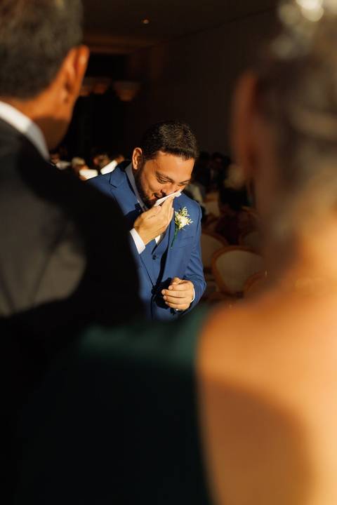 Cerimônia de casamento repleta de emoção, marcando o início de uma nova história de amor.'