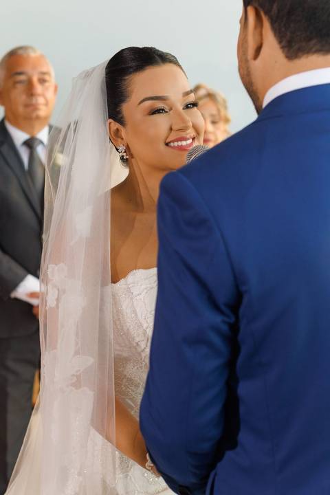 Momento especial da cerimônia de casamento, marcado por emoção, amor e celebração ao lado de familiares e amigos.'