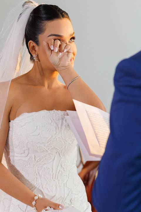 Registro da cerimônia de casamento, capturando a beleza, os sentimentos e a alegria desse dia inesquecível.'