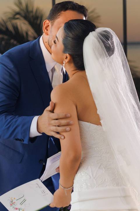 otografia da cerimônia de casamento, eternizando cada detalhe, cada sorriso e a emoção compartilhada pelos noivos e seus convidados.'
