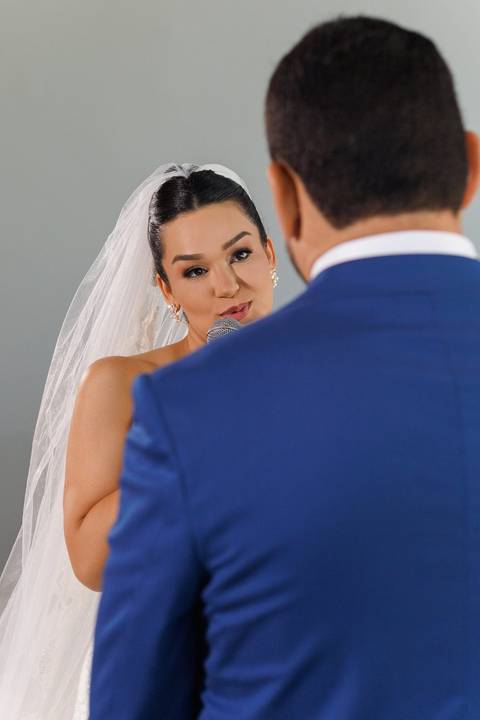 Momento especial da cerimônia de casamento, marcado por emoção, amor e celebração ao lado de familiares e amigos.'