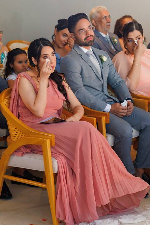 Registro da cerimônia de casamento, capturando a beleza, os sentimentos e a alegria desse dia inesquecível.'
