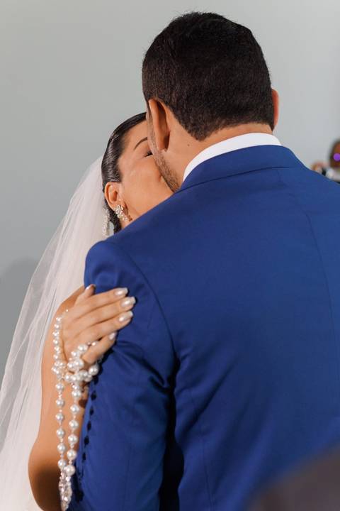 Momento especial da cerimônia de casamento, marcado por emoção, amor e celebração ao lado de familiares e amigos.'