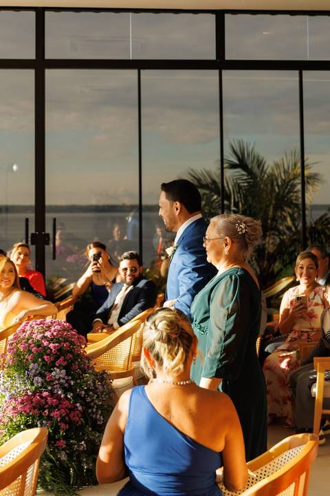 Registro da cerimônia de casamento, capturando a beleza, os sentimentos e a alegria desse dia inesquecível.'