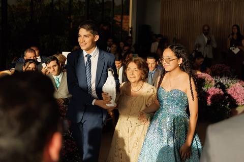 Momento especial da cerimônia de casamento, marcado por emoção, amor e celebração ao lado de familiares e amigos.'