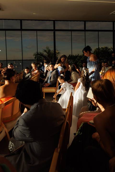 Registro da cerimônia de casamento, capturando a beleza, os sentimentos e a alegria desse dia inesquecível.'