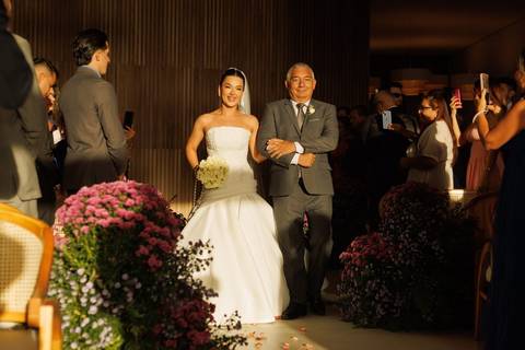 Registro da cerimônia de casamento, capturando a beleza, os sentimentos e a alegria desse dia inesquecível.'