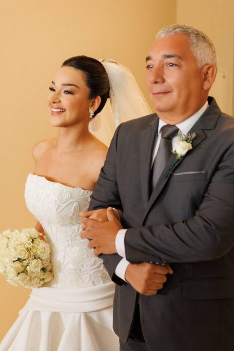 Momento especial da cerimônia de casamento, marcado por emoção, amor e celebração ao lado de familiares e amigos.'