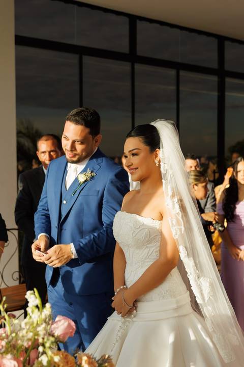 Momento especial da cerimônia de casamento, marcado por emoção, amor e celebração ao lado de familiares e amigos.'