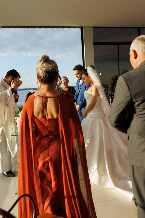 Momento especial da cerimônia de casamento, marcado por emoção, amor e celebração ao lado de familiares e amigos.'