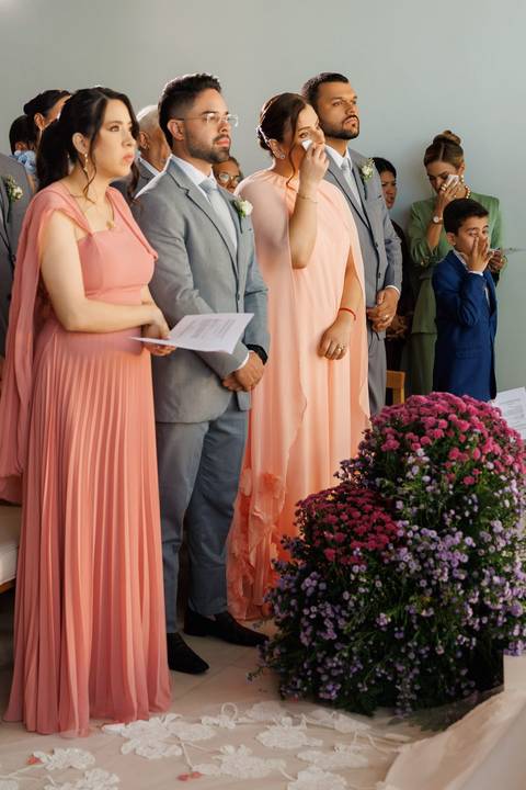 Momento especial da cerimônia de casamento, marcado por emoção, amor e celebração ao lado de familiares e amigos.'