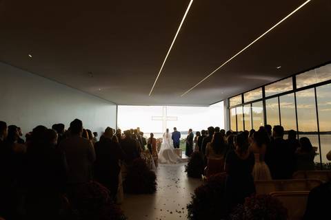 otografia da cerimônia de casamento, eternizando cada detalhe, cada sorriso e a emoção compartilhada pelos noivos e seus convidados.'