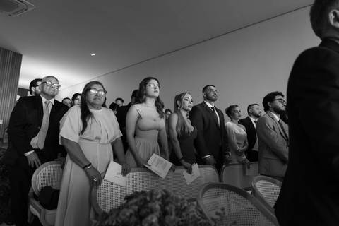 Registro da cerimônia de casamento, capturando a beleza, os sentimentos e a alegria desse dia inesquecível.'