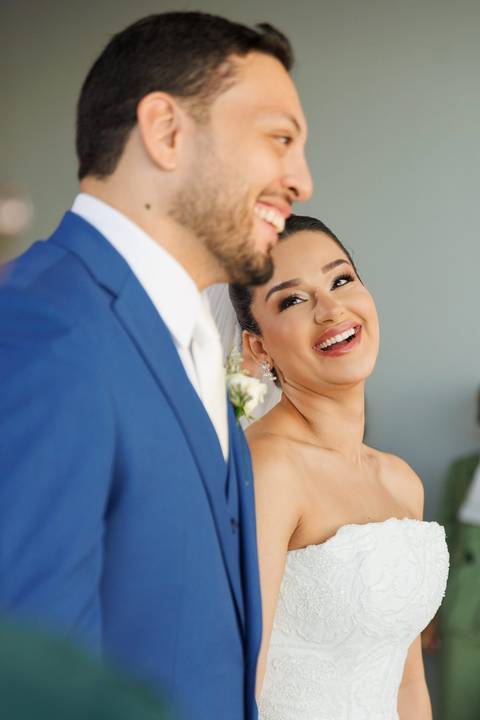 Momento especial da cerimônia de casamento, marcado por emoção, amor e celebração ao lado de familiares e amigos.'