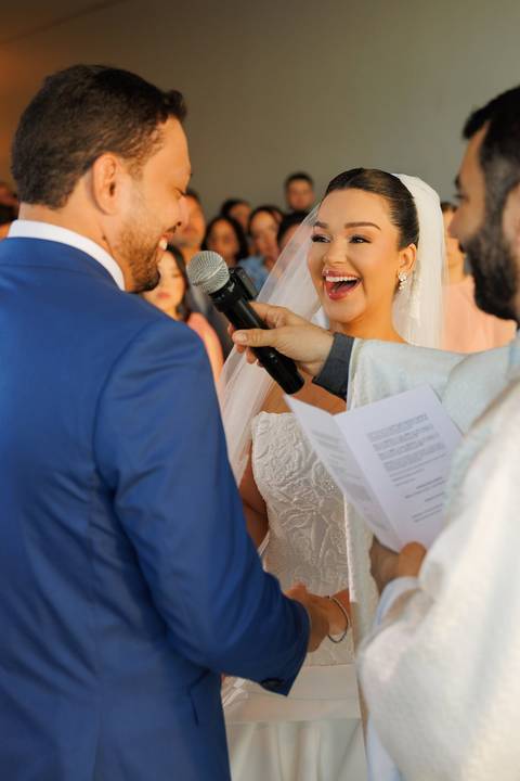 Registro da cerimônia de casamento, capturando a beleza, os sentimentos e a alegria desse dia inesquecível.'