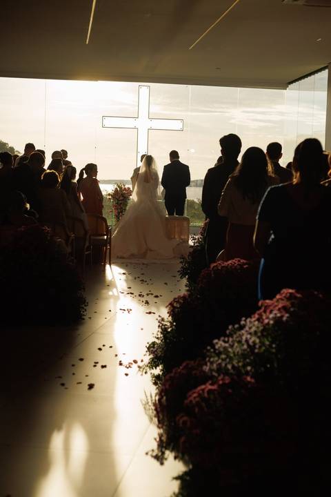 Momento especial da cerimônia de casamento, marcado por emoção, amor e celebração ao lado de familiares e amigos.'