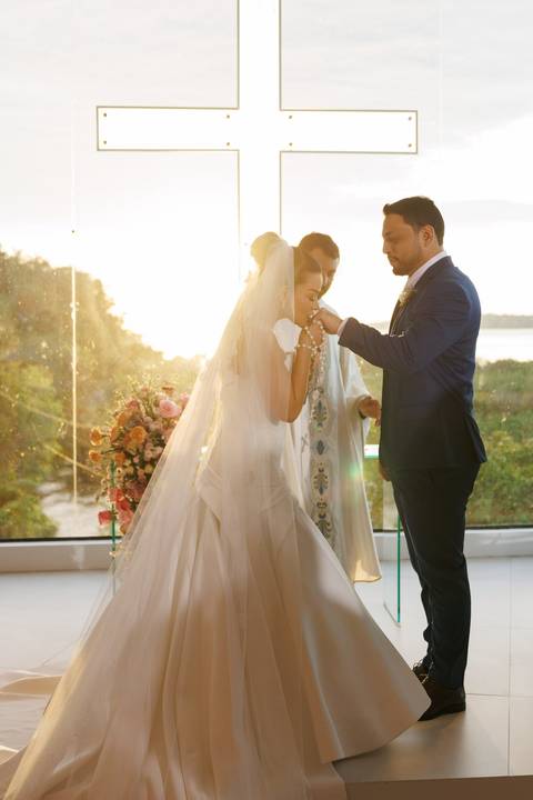 Momento especial da cerimônia de casamento, marcado por emoção, amor e celebração ao lado de familiares e amigos.'