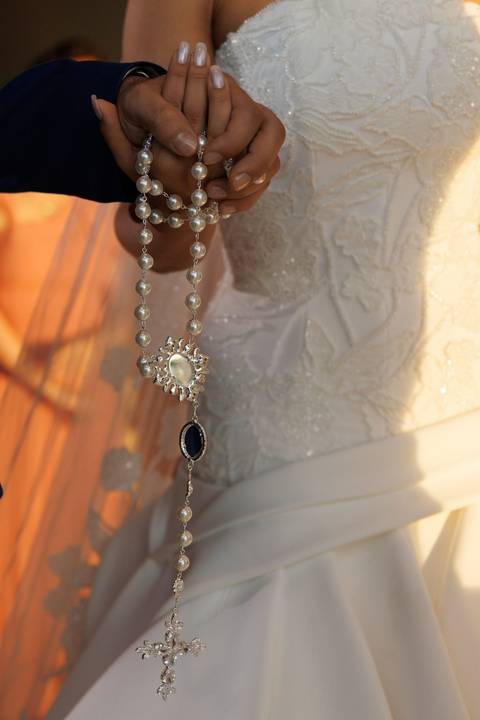Registro da cerimônia de casamento, capturando a beleza, os sentimentos e a alegria desse dia inesquecível.'
