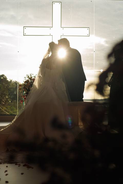 Registro da cerimônia de casamento, capturando a beleza, os sentimentos e a alegria desse dia inesquecível.'