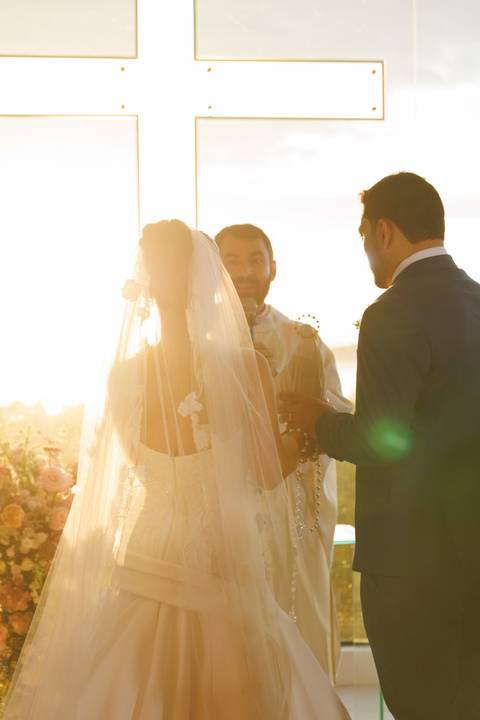 Momento especial da cerimônia de casamento, marcado por emoção, amor e celebração ao lado de familiares e amigos.'