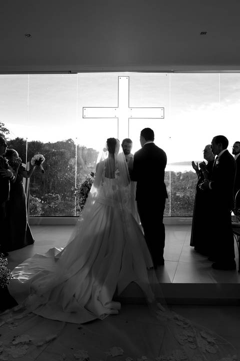 Registro da cerimônia de casamento, capturando a beleza, os sentimentos e a alegria desse dia inesquecível.'