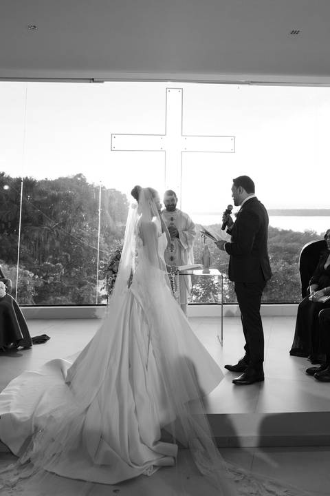 Momento especial da cerimônia de casamento, marcado por emoção, amor e celebração ao lado de familiares e amigos.'