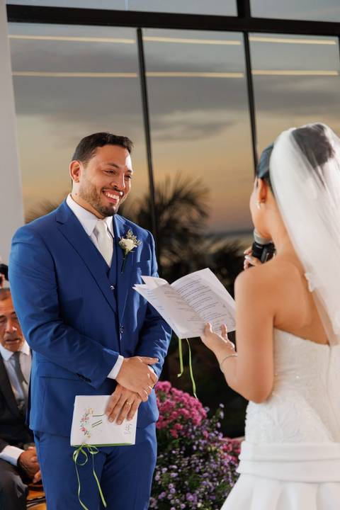 Momento especial da cerimônia de casamento, marcado por emoção, amor e celebração ao lado de familiares e amigos.'