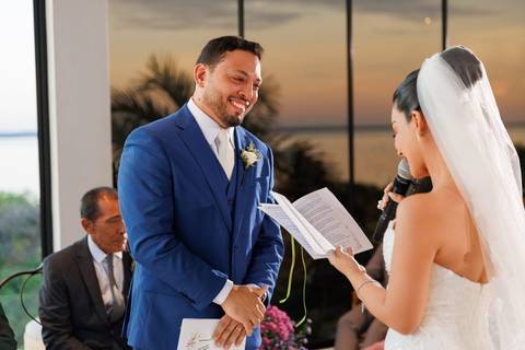 Registro da cerimônia de casamento, capturando a beleza, os sentimentos e a alegria desse dia inesquecível.'