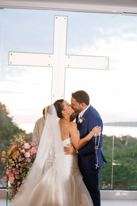 Momento especial da cerimônia de casamento, marcado por emoção, amor e celebração ao lado de familiares e amigos.'