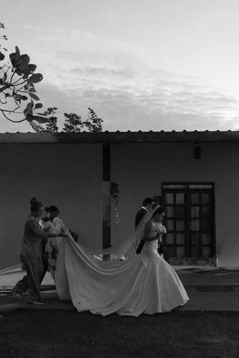 Momento especial da cerimônia de casamento, marcado por emoção, amor e celebração ao lado de familiares e amigos.'