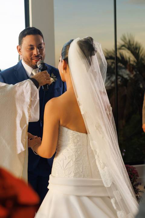 Noivos celebrando o amor durante a cerimônia de casamento.'