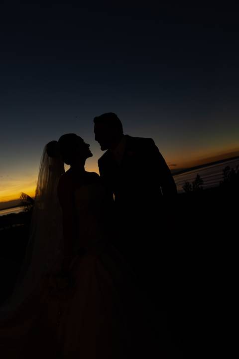 Momento especial da cerimônia de casamento, marcado por emoção, amor e celebração ao lado de familiares e amigos.'