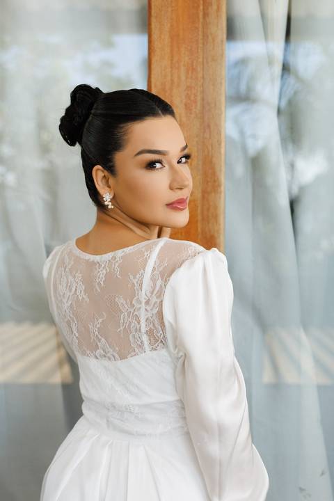 Fotografia de retrato da noiva, valorizando os detalhes da maquiagem, vestido e sua personalidade.'