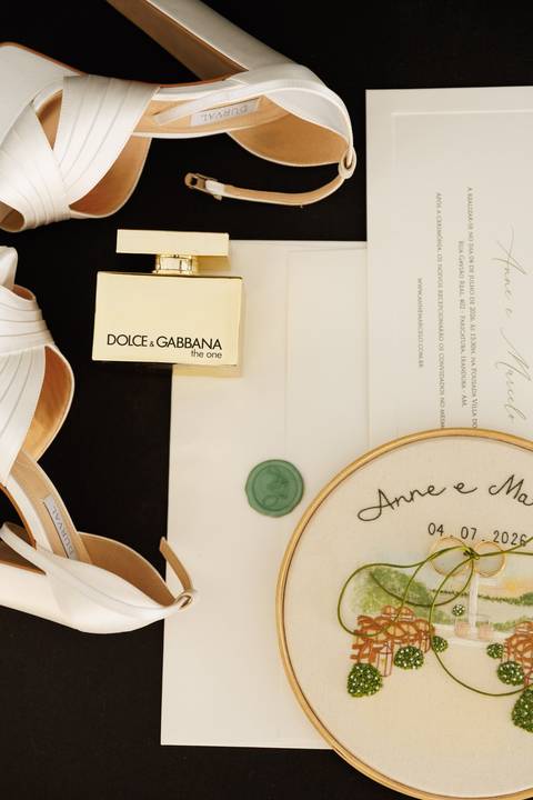 Detalhes do vestido e acessórios da noiva durante o making of de casamento.'