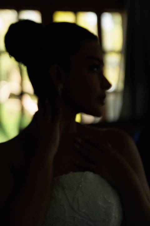 Retrato da noiva durante o momento de preparação.'