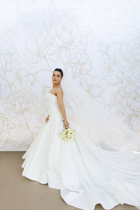 Fotografia dos preparativos finais da noiva antes do casamento.'