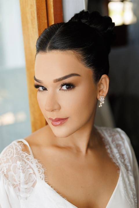 Momento de maquiagem da noiva antes da cerimônia de casamento.'