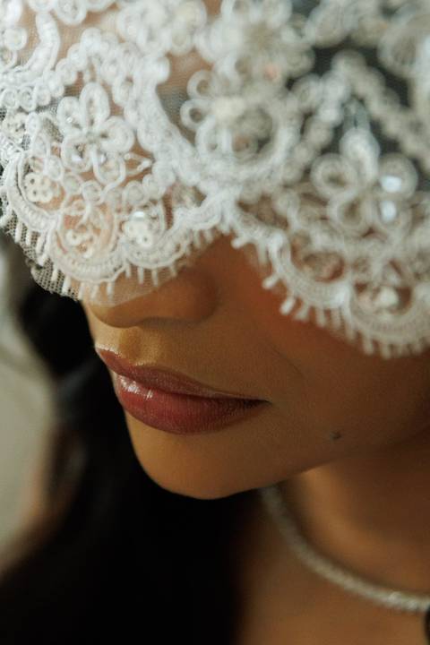 Detalhes do vestido de noiva fotografados antes da cerimônia.'