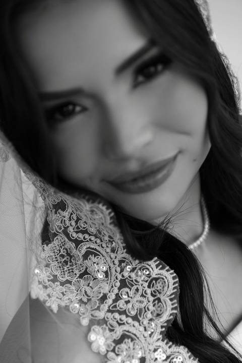 Retrato editorial da noiva valorizando a beleza e os detalhes do vestido.'