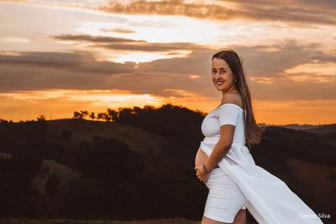 por do sol e gestante compondo a cena'