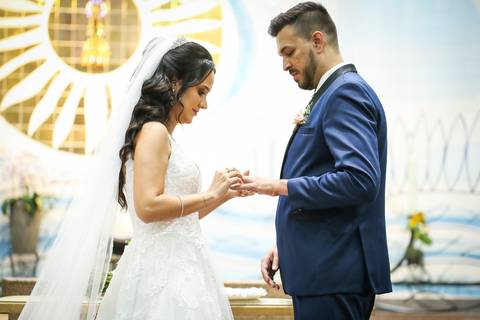 Casamento-make-noiva-noivo-cerimonia-igreja-casar-foto-fotografias-fotografo-buque-vestido-sapato-uberlandia-minas-gerais-madrinhas-decoração-buffet-cerimonial-cabelo-festa-de-casamento-pista-de-dança-dj-terno-sabado-daniel-custodio-pre-wedding-beijo-amor'