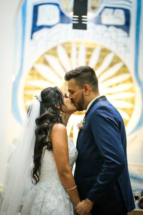 Casamento-make-noiva-noivo-cerimonia-igreja-casar-foto-fotografias-fotografo-buque-vestido-sapato-uberlandia-minas-gerais-madrinhas-decoração-buffet-cerimonial-cabelo-festa-de-casamento-pista-de-dança-dj-terno-sabado-daniel-custodio-pre-wedding-beijo-amor'