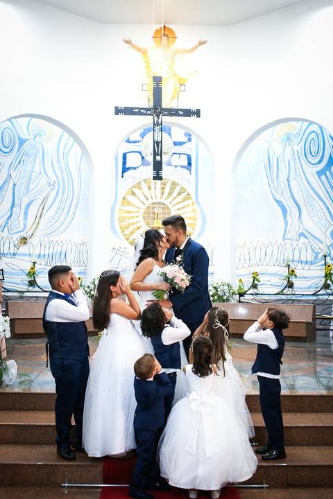 Casamento-make-noiva-noivo-cerimonia-igreja-casar-foto-fotografias-fotografo-buque-vestido-sapato-uberlandia-minas-gerais-madrinhas-decoração-buffet-cerimonial-cabelo-festa-de-casamento-pista-de-dança-dj-terno-sabado-daniel-custodio-pre-wedding-beijo-amor'