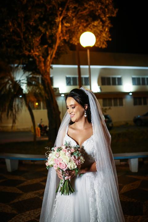 Casamento-make-noiva-noivo-cerimonia-igreja-casar-foto-fotografias-fotografo-buque-vestido-sapato-uberlandia-minas-gerais-madrinhas-decoração-buffet-cerimonial-cabelo-festa-de-casamento-pista-de-dança-dj-terno-sabado-daniel-custodio-pre-wedding-beijo-amor'