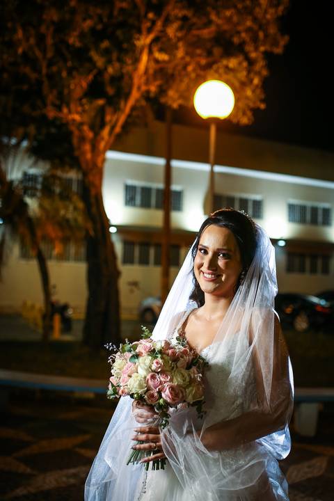 Casamento-make-noiva-noivo-cerimonia-igreja-casar-foto-fotografias-fotografo-buque-vestido-sapato-uberlandia-minas-gerais-madrinhas-decoração-buffet-cerimonial-cabelo-festa-de-casamento-pista-de-dança-dj-terno-sabado-daniel-custodio-pre-wedding-beijo-amor'
