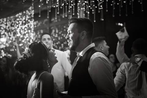 Casamento-make-noiva-noivo-cerimonia-igreja-casar-foto-fotografias-fotografo-buque-vestido-sapato-uberlandia-minas-gerais-madrinhas-decoração-buffet-cerimonial-cabelo-festa-de-casamento-pista-de-dança-dj-terno-sabado-daniel-custodio-pre-wedding-beijo-amor'