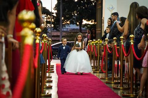 Casamento-make-noiva-noivo-cerimonia-igreja-casar-foto-fotografias-fotografo-buque-vestido-sapato-uberlandia-minas-gerais-madrinhas-decoração-buffet-cerimonial-cabelo-festa-de-casamento-pista-de-dança-dj-terno-sabado-daniel-custodio-pre-wedding-beijo-amor'