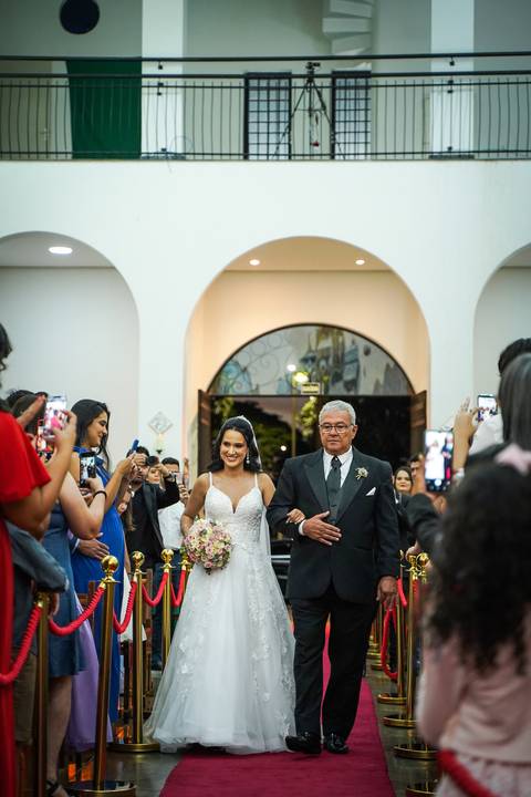 Casamento-make-noiva-noivo-cerimonia-igreja-casar-foto-fotografias-fotografo-buque-vestido-sapato-uberlandia-minas-gerais-madrinhas-decoração-buffet-cerimonial-cabelo-festa-de-casamento-pista-de-dança-dj-terno-sabado-daniel-custodio-pre-wedding-beijo-amor'