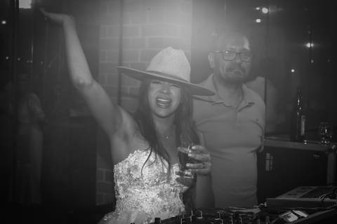 casamento-casar-por-do-sol-cerimonia-aberta-noiva-noivo-vestido-make-off-maquiagem-festa-dj-decoração-pista-de-dança-cerimonial-buque-uberlandia-daniel-custodio-mini-wedding-pre-ensaio-fotos-minas-gerais-retrato-amor-love-look-aliança-buffet-madrinha-'