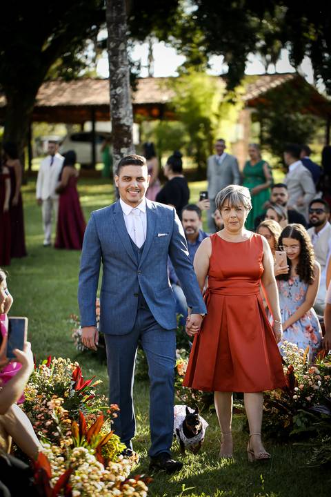 casamento-casar-por-do-sol-cerimonia-aberta-noiva-noivo-vestido-make-off-maquiagem-festa-dj-decoração-pista-de-dança-cerimonial-buque-uberlandia-daniel-custodio-mini-wedding-pre-ensaio-fotos-minas-gerais-retrato-amor-love-look-aliança-buffet-madrinha-'